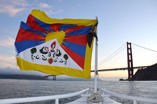Tibetan flag and GG Bridge